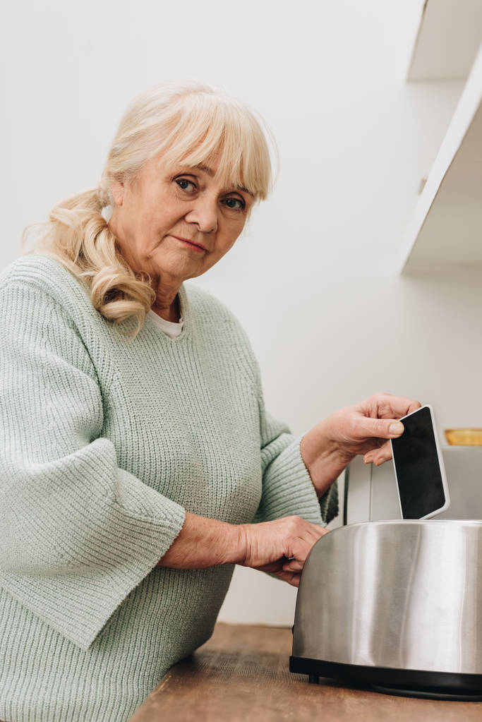 vezető nő alzheimer kór elhelyezés smartphone, kenyérpirító  - Fotó, kép