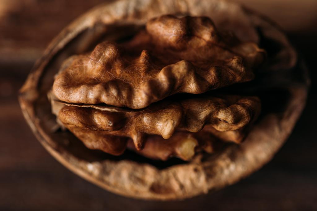 вид зверху на горіх у горіховій оболонці як символ деменції
 - Фото, зображення