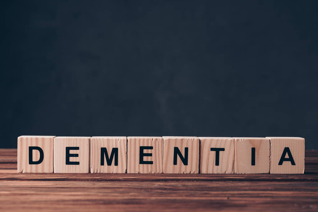 dřevěné kostky s písmeny demence na černém pozadí  - Fotografie, Obrázek