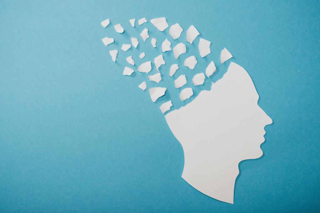 Demenz-Symbol als isoliertes Gesicht auf blauem Grund dargestellt  - Foto, Bild