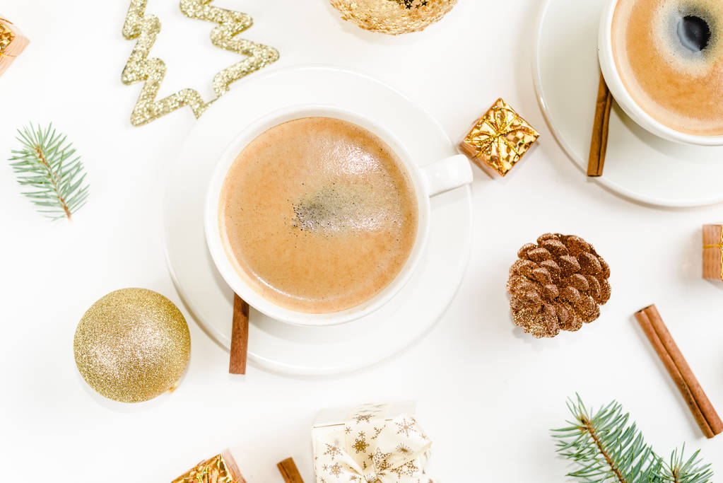 Beyaz bir arka plan üzerinde kahve ile yaratıcı doğal düzeni Noel süslemeleri. Düz yatıyordu, en iyi görünümü - Fotoğraf, Görsel