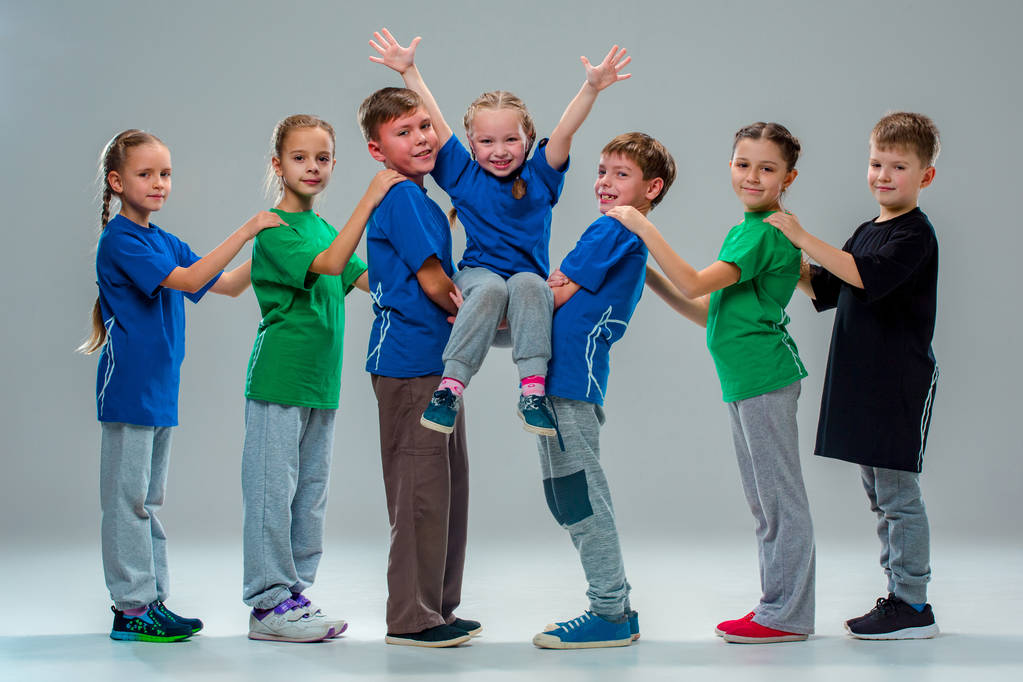 As crianças dançam escola, balé, hiphop, rua, funky e dançarinos modernos
 - Foto, Imagem