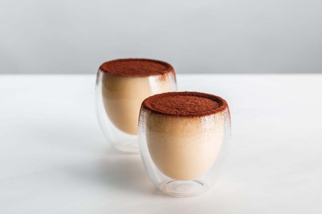mousse douce au cacao en poudre dans deux verres
 - Photo, image