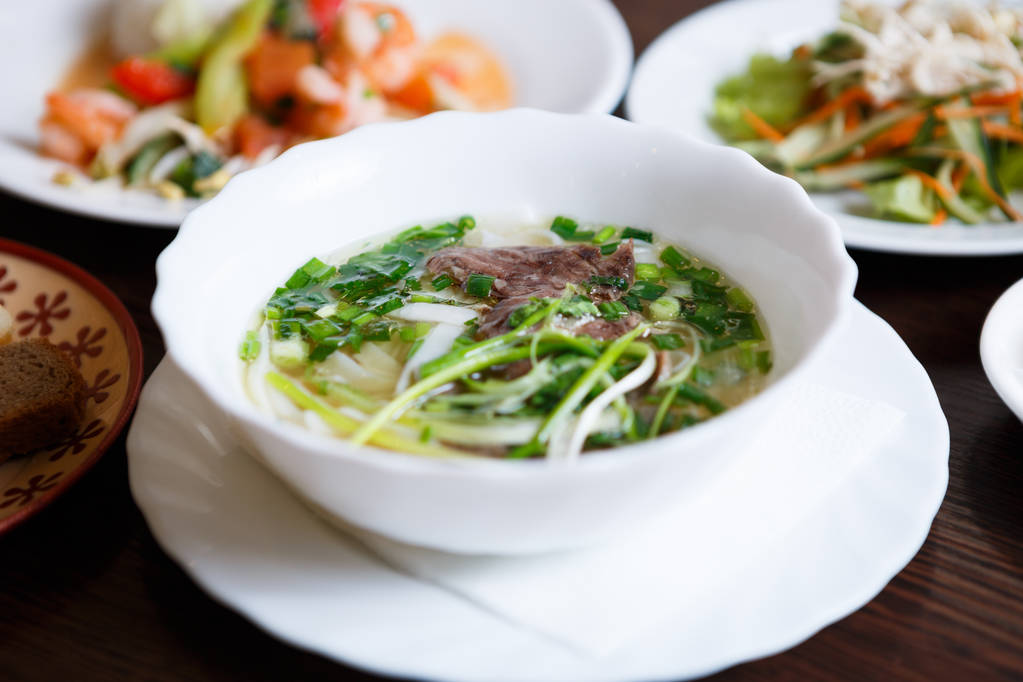 Delicioso tradição vietnamita restaurante comida pho bo soup.Natural comida exótica menu.Tasty prato quente asiático com carne de vaca & macarrão servido em tigela
  - Foto, Imagem