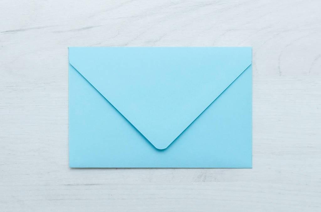 envelope de correio azul na mesa, textura de fundo
. - Foto, Imagem