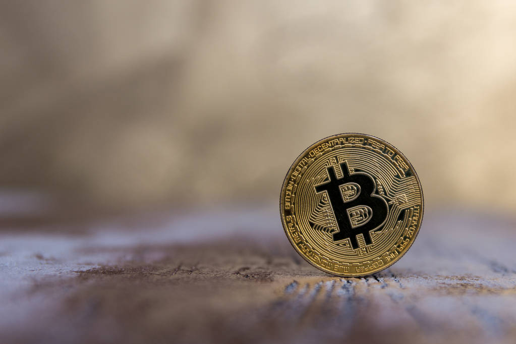  Goldener Bitcoin-Stand auf verschwommenem Hintergrund - Foto, Bild