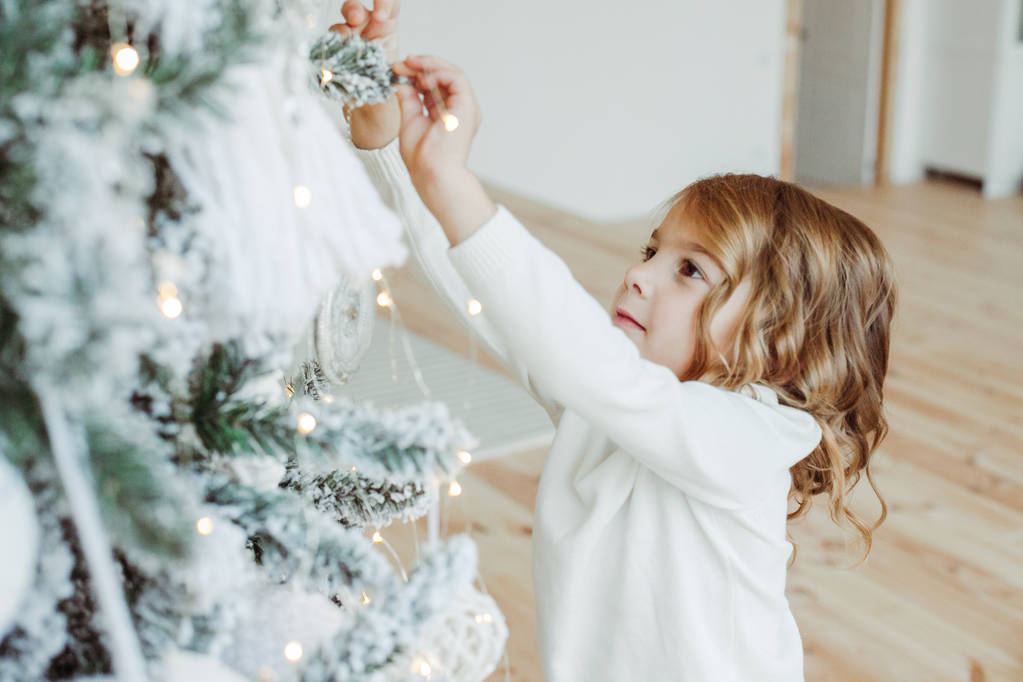 Μικρό κορίτσι διακόσμηση χριστουγεννιάτικο δέντρο στο σπίτι - Φωτογραφία, εικόνα
