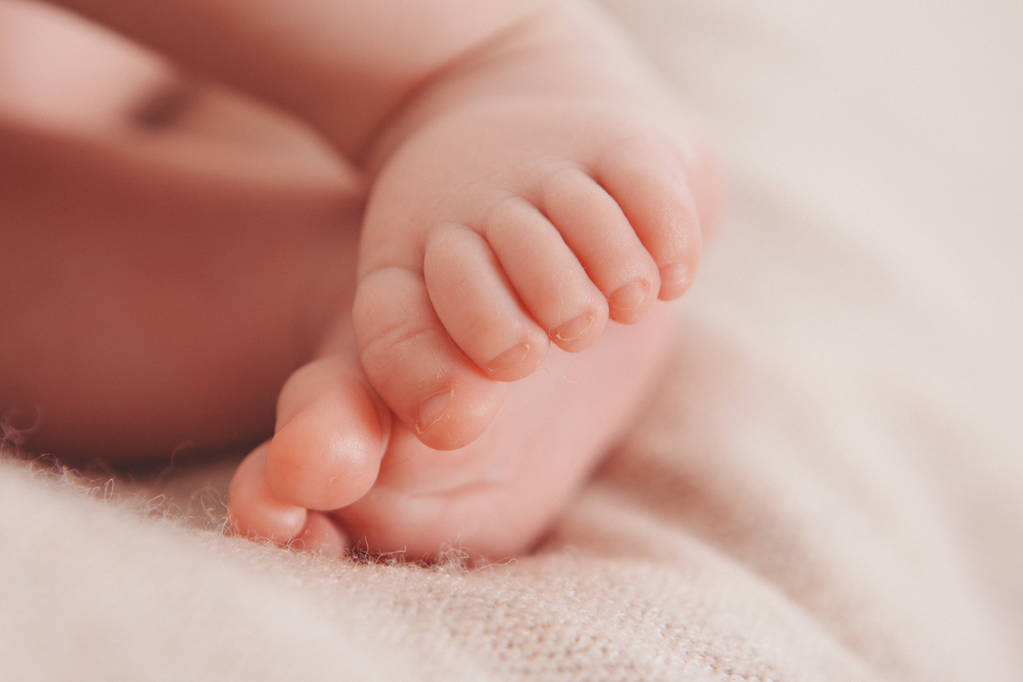 de voeten van een close-up van de pasgeboren baby - Foto, afbeelding