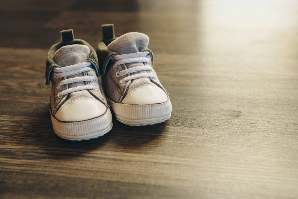реклама детской обуви: кроссовки на полу
 - Фото, изображение