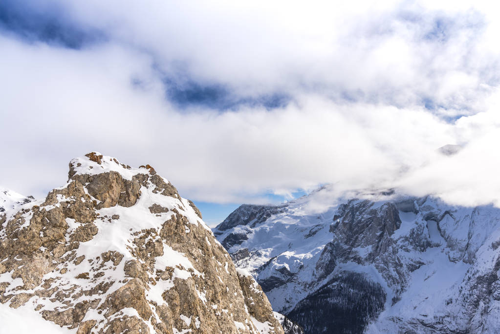Дивовижний вид на гору вкритий пухнастим снігом
 - Фото, зображення