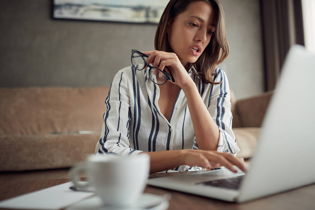 wyczerpany kobieta pracuje w domu z laptopa jako freelancer - Zdjęcie, obraz
