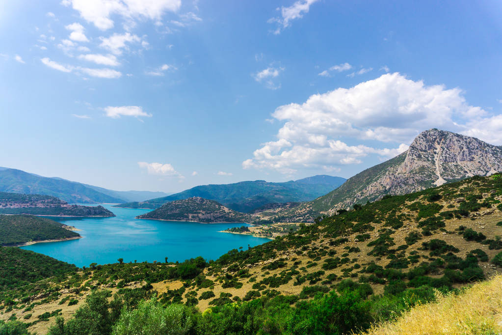 Natureza fascinante vista montanha com vegetação e lagoa azul
 - Foto, Imagem