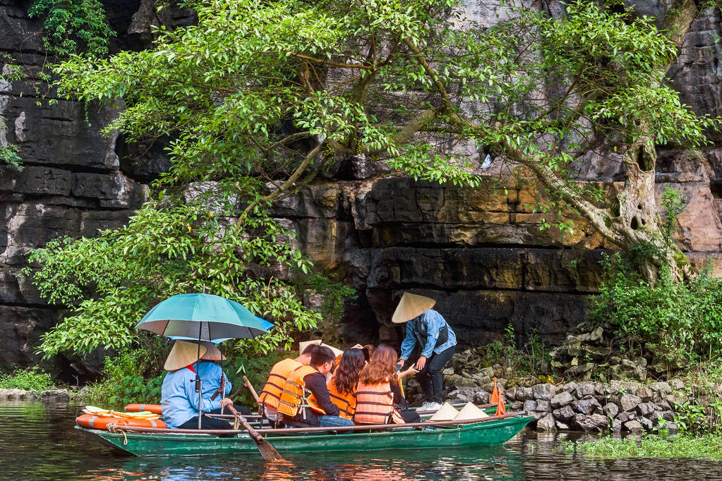 Ruderboot mit Touristenblick in trang an, ninh binh, vietnam - Foto, Bild