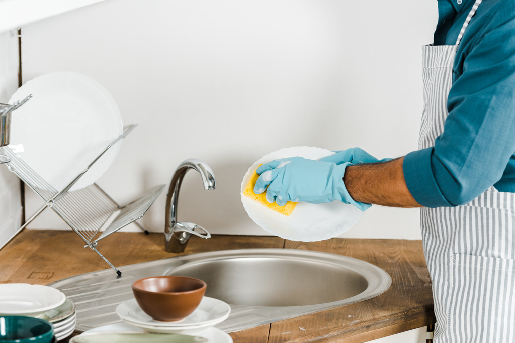 ořízne obraz zralé muže mytí nádobí v kuchyni - Fotografie, Obrázek
