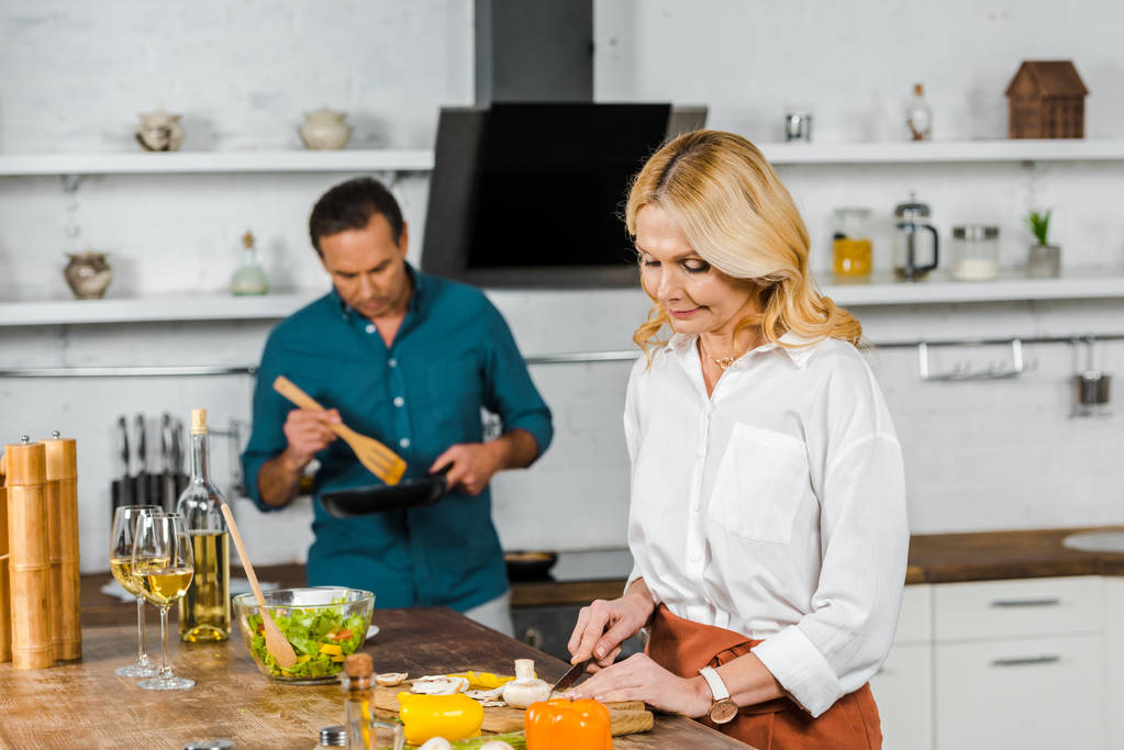 maduro esposa e marido cozinhar juntos na cozinha
 - Foto, Imagem