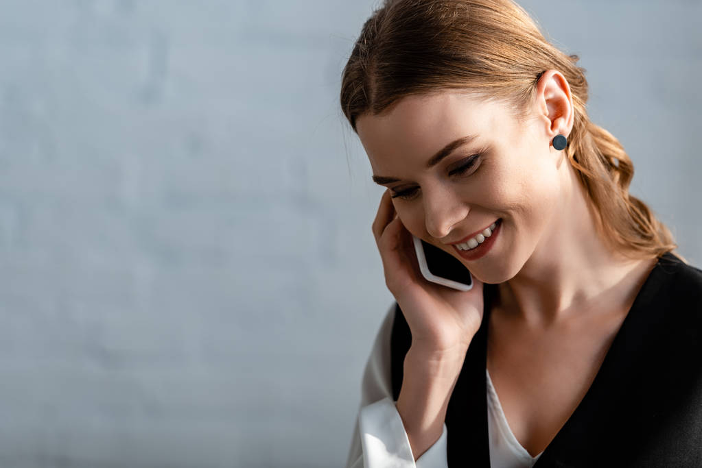 muotokuva hymyilevä nainen puhuu älypuhelimeen kopioi tilaa
 - Valokuva, kuva