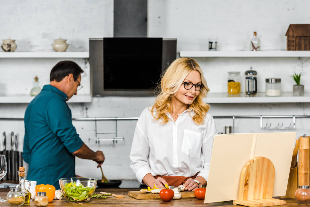 kypsä vaimo ja aviomies ruoanlaitto yhdessä keittiössä
 - Valokuva, kuva
