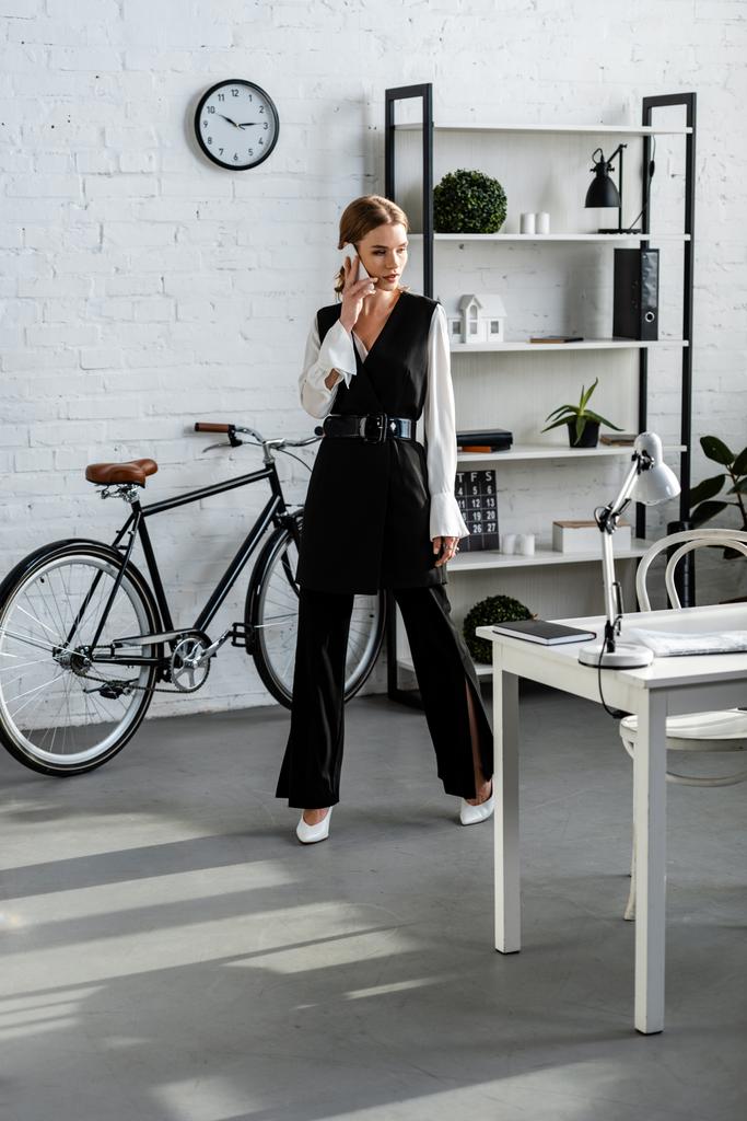 podnikatelka v oblasti formálního oblečení, mluví na smartphone v moderní kanceláři - Fotografie, Obrázek