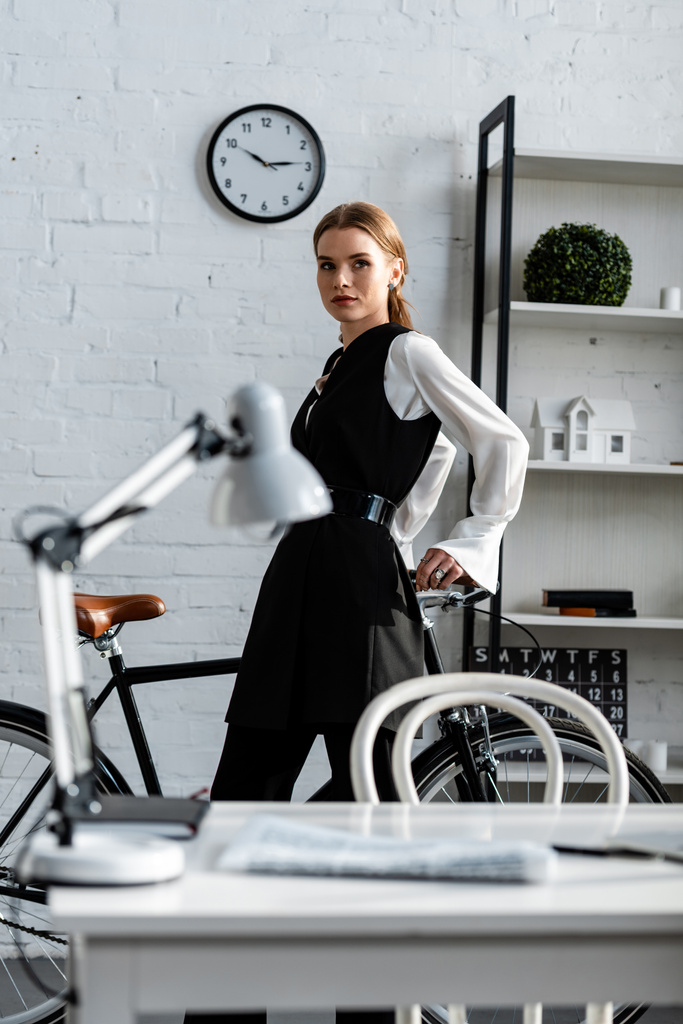 selektiver Fokus der Geschäftsfrau in formeller Kleidung im modernen Büro - Foto, Bild