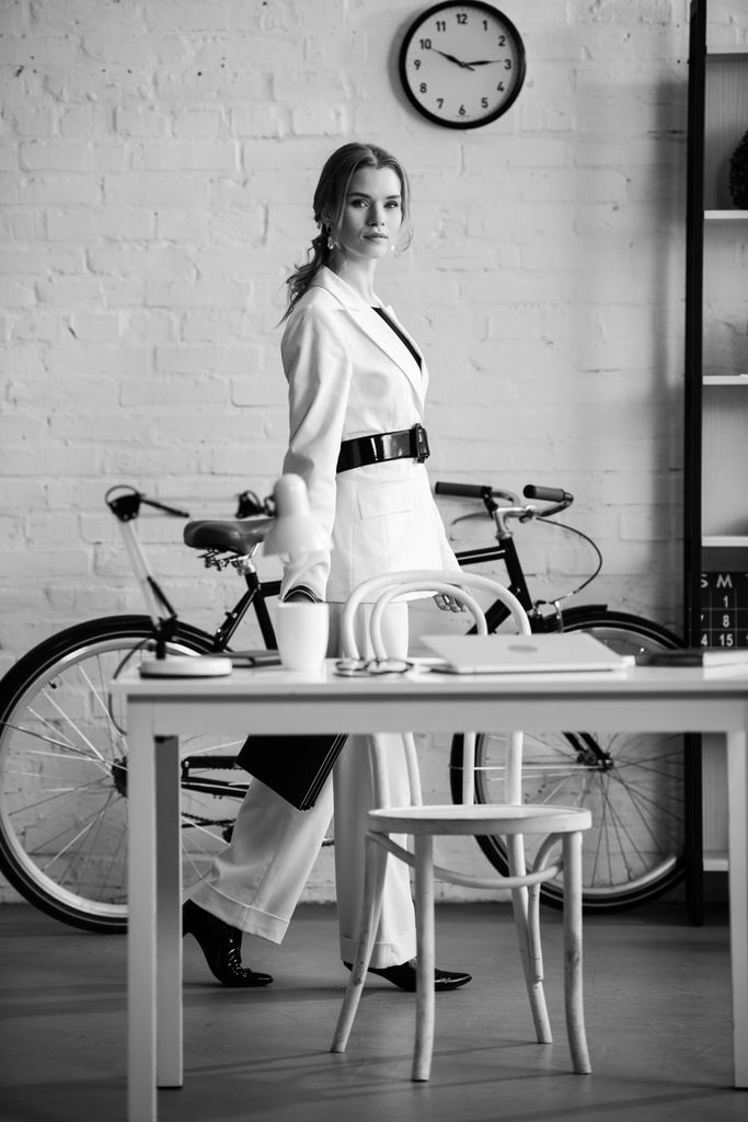 foto en blanco y negro de la mujer de negocios en ropa formal en el interior de la oficina moderna
 - Foto, imagen