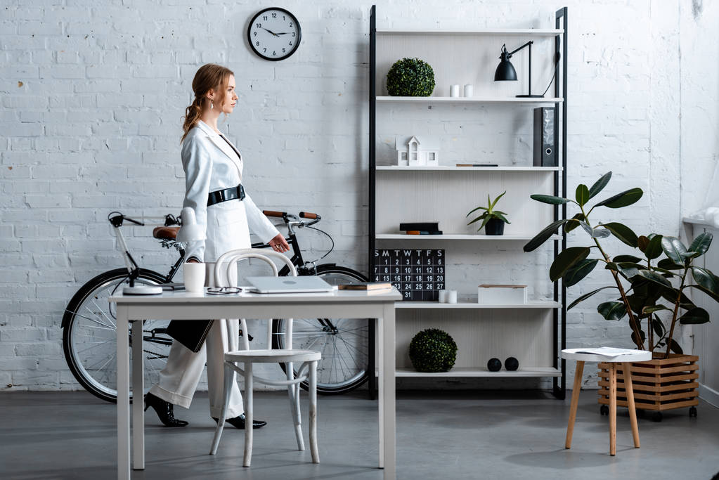 podnikatelka v oblasti formálního oblečení v moderních kancelářských interiérů - Fotografie, Obrázek