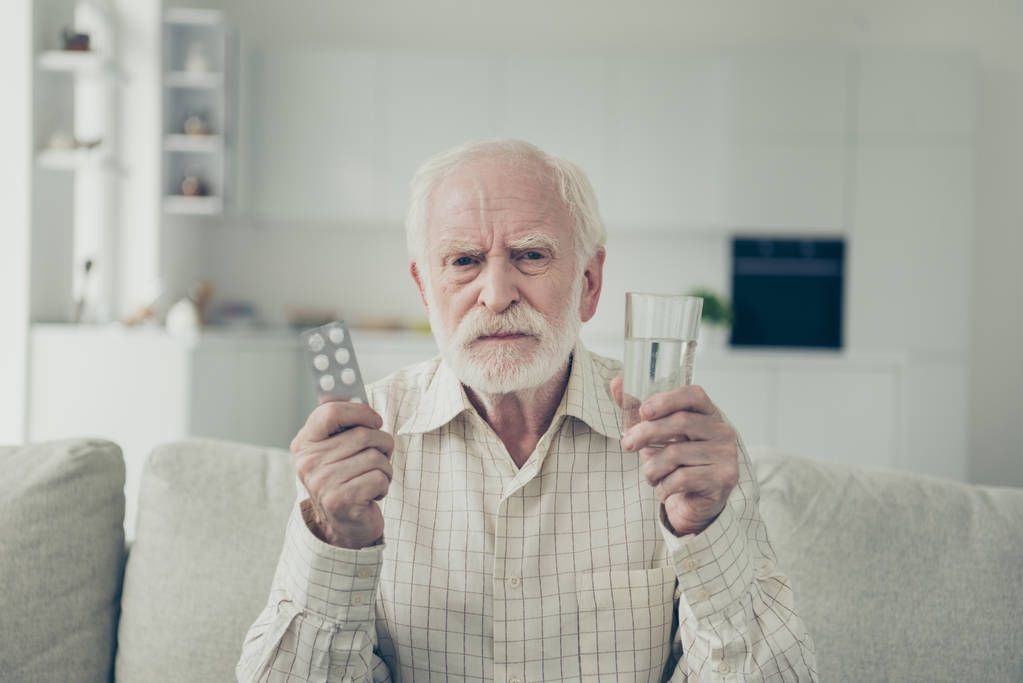 Portrét nice smutný unavený stylový starý muž na sobě kostkovaná košile - Fotografie, Obrázek