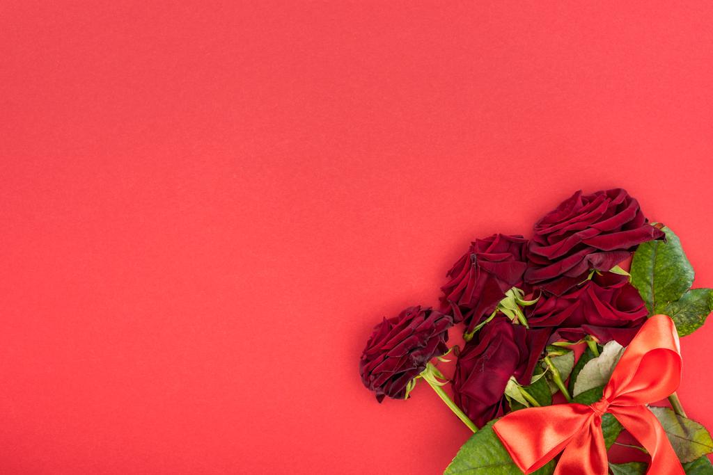 näkymä ylhäältä kimpun punaisia ruusuja kääritty juhlava nauha eristetty punainen, st Ystävänpäivä käsite
 - Valokuva, kuva