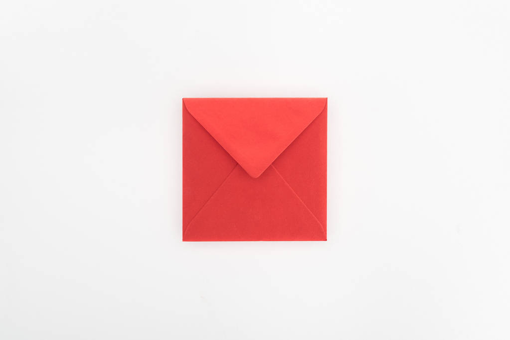 flache Lage mit rotem Umschlag isoliert auf weißem, Valentinstag-Konzept - Foto, Bild