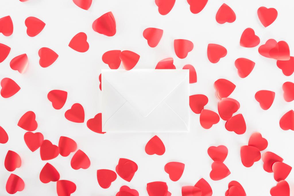 vista superior de los símbolos del corazón y el sobre aislado en blanco, San Valentín concepto de día
 - Foto, Imagen