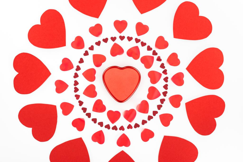 Blick von oben auf herzförmige Geschenkbox, umgeben von roten Herzsymbolen, isoliert auf weißem, Valentinstag-Konzept - Foto, Bild