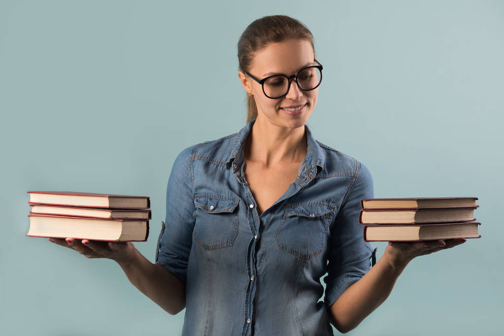 красивая молодая девушка в очках с книгами в руках
 - Фото, изображение