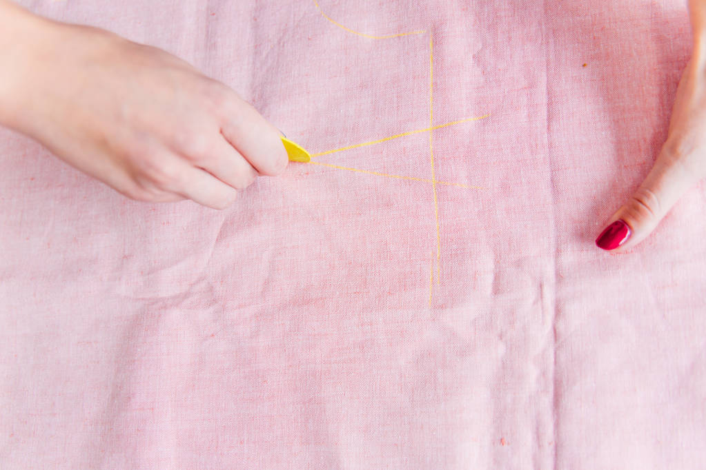 mani femminili stanno utilizzando una macchina da cucire
 - Foto, immagini