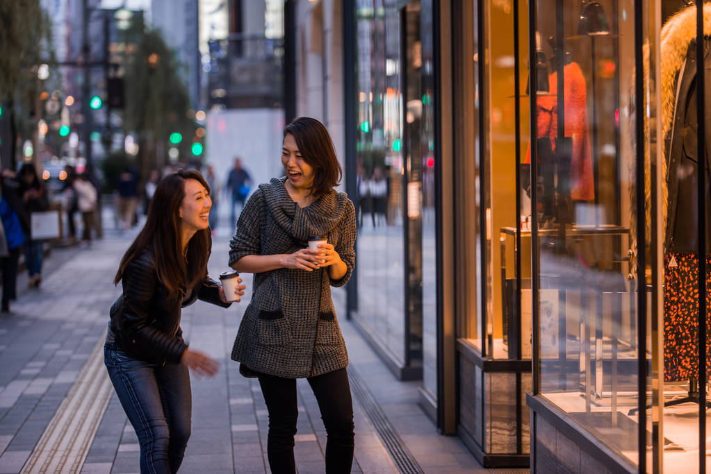 Δύο φίλες σύσκεψη σε εξωτερικούς χώρους και να διασκεδάζουν - ιαπωνικό λαό συγκόλληση στους δρόμους του Τόκιο - Φωτογραφία, εικόνα
