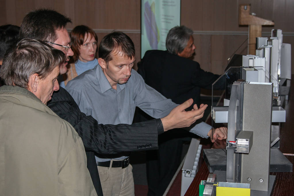 09.10.2008, Yakutsk, Rússia. um grupo de pessoas em uma exposição dedicada a estruturas metálicas
. - Foto, Imagem