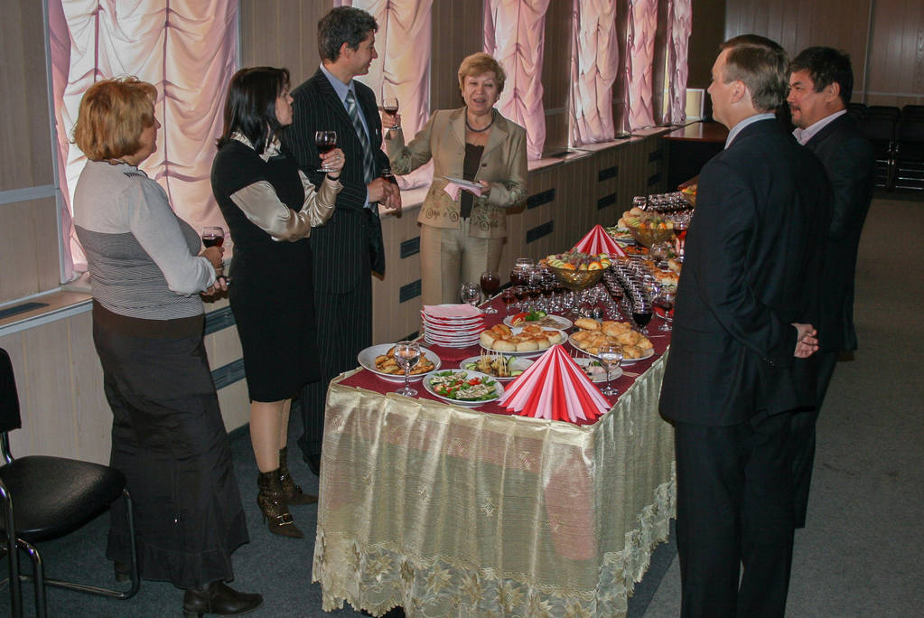 09.10.2008, Γιακούτσκ, Ρωσία. μια ομάδα ανθρώπων σε μια έκθεση αφιερωμένη μεταλλικών κατασκευών. - Φωτογραφία, εικόνα