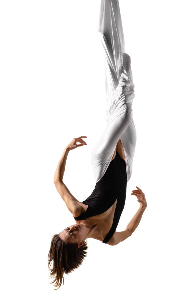 posa femminile aerea anti-gravità yoga su un'amaca  - Foto, immagini