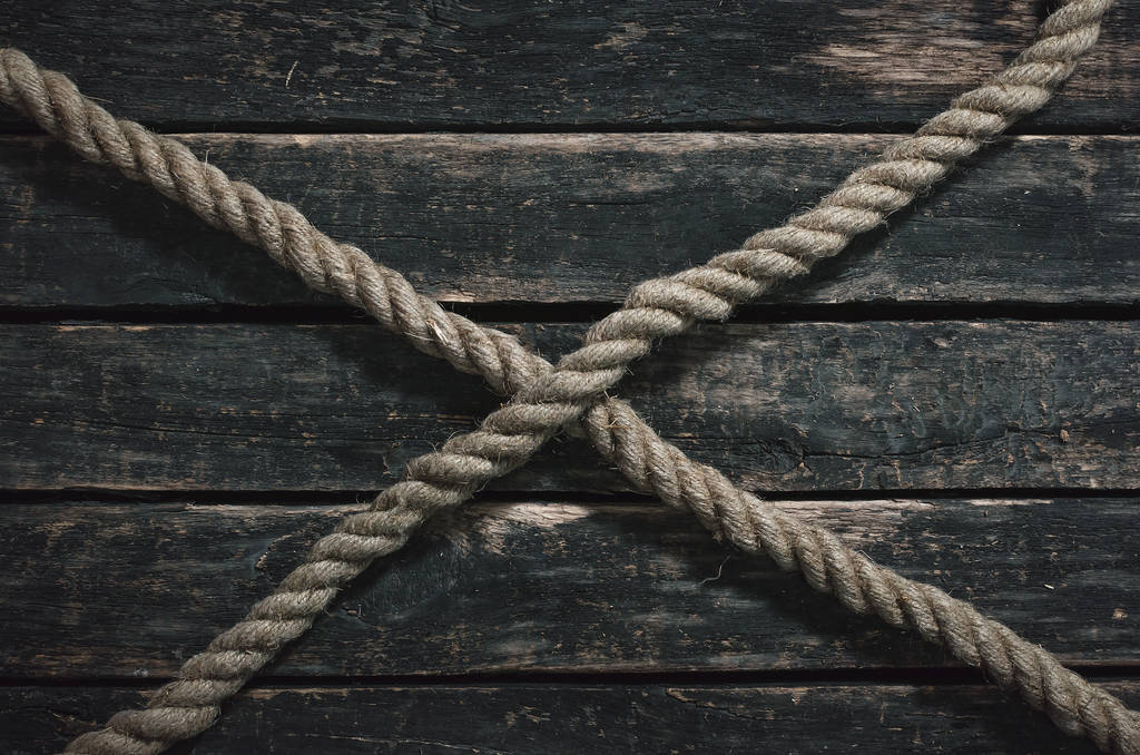 Верёвка на деревянном фоне
. - Фото, изображение
