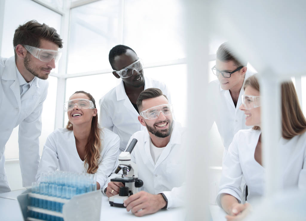 Skupina chemie studentů pracovat v laboratoři - Fotografie, Obrázek