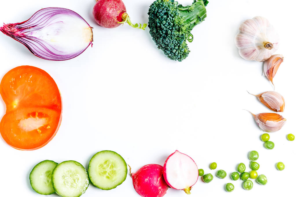 un groupe frais de légumes sur fond blanc - Photo, image