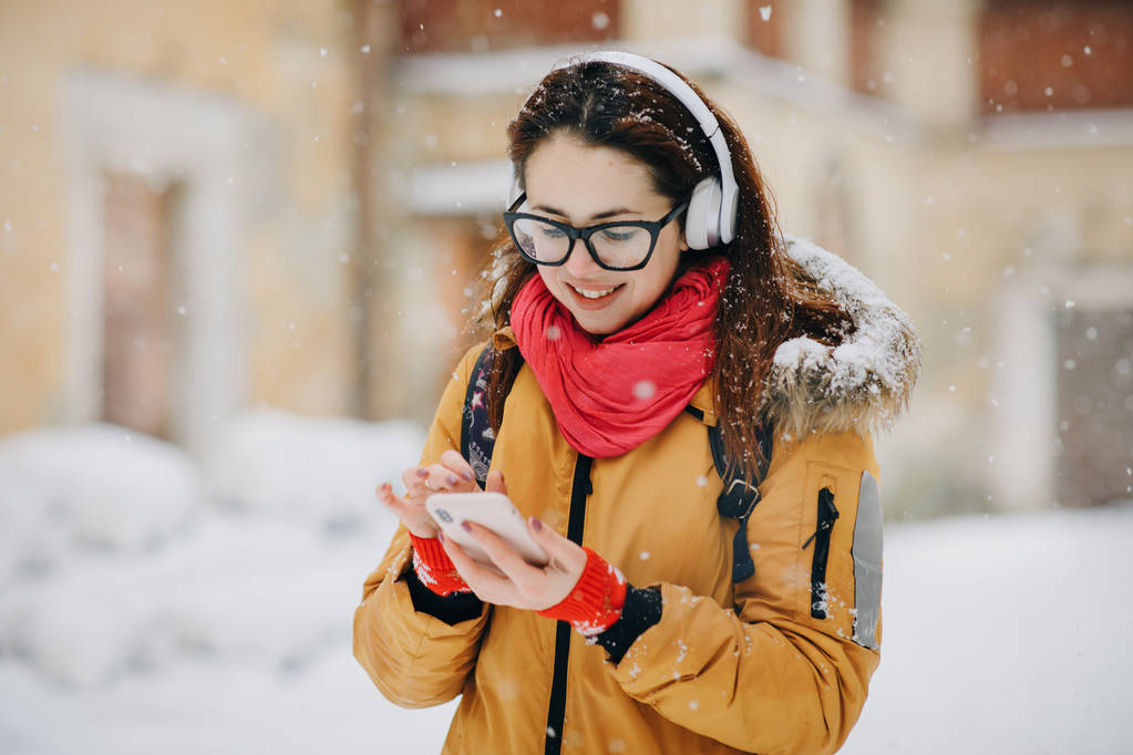Muotokuva lähikuva nuori nainen talvella kaupunki, hymyillen
 - Valokuva, kuva
