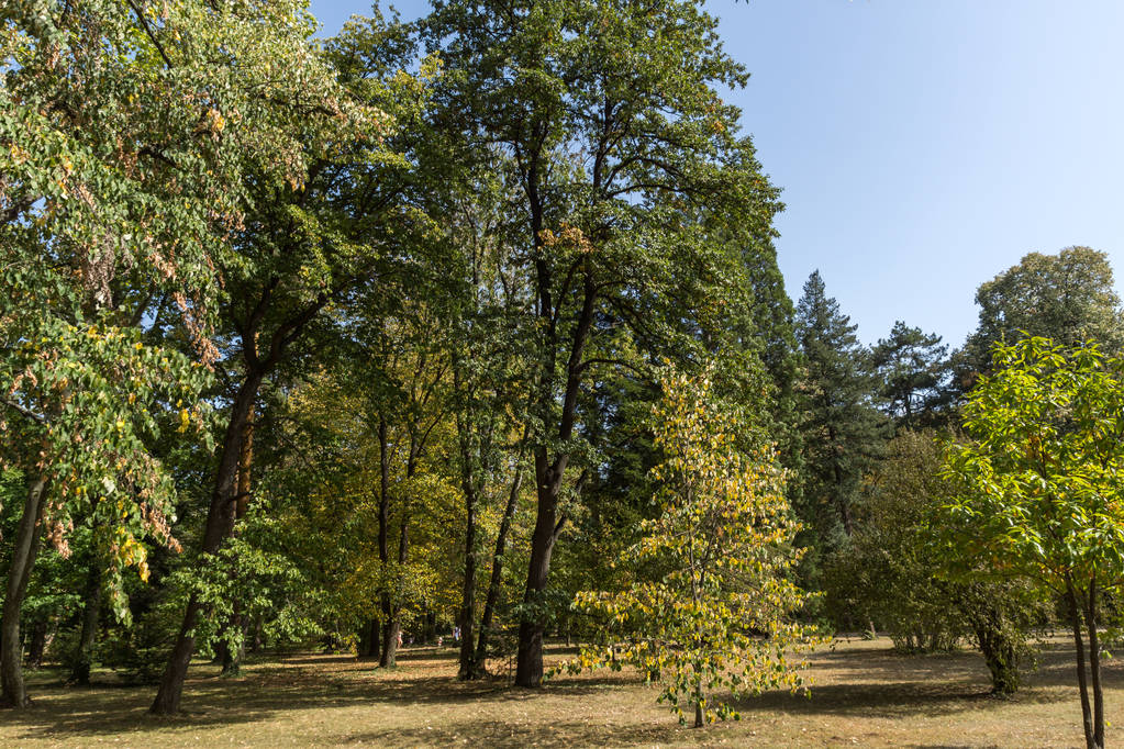 Sofia, Bulgária-szeptember 17, 2017: Tájkép Park Vrana - ezen a környéken: egykori királyi palota, a város, Szófia, Bulgária - Fotó, kép