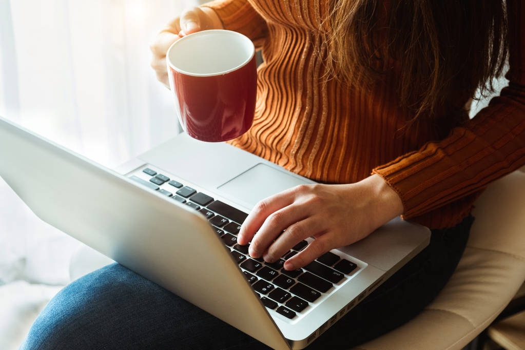 Social media i Marketing wirtualny ikon na ekranie z bizneswoman, wpisując klawiatury z komputera przenośnego w biurze w świetle poranka - Zdjęcie, obraz