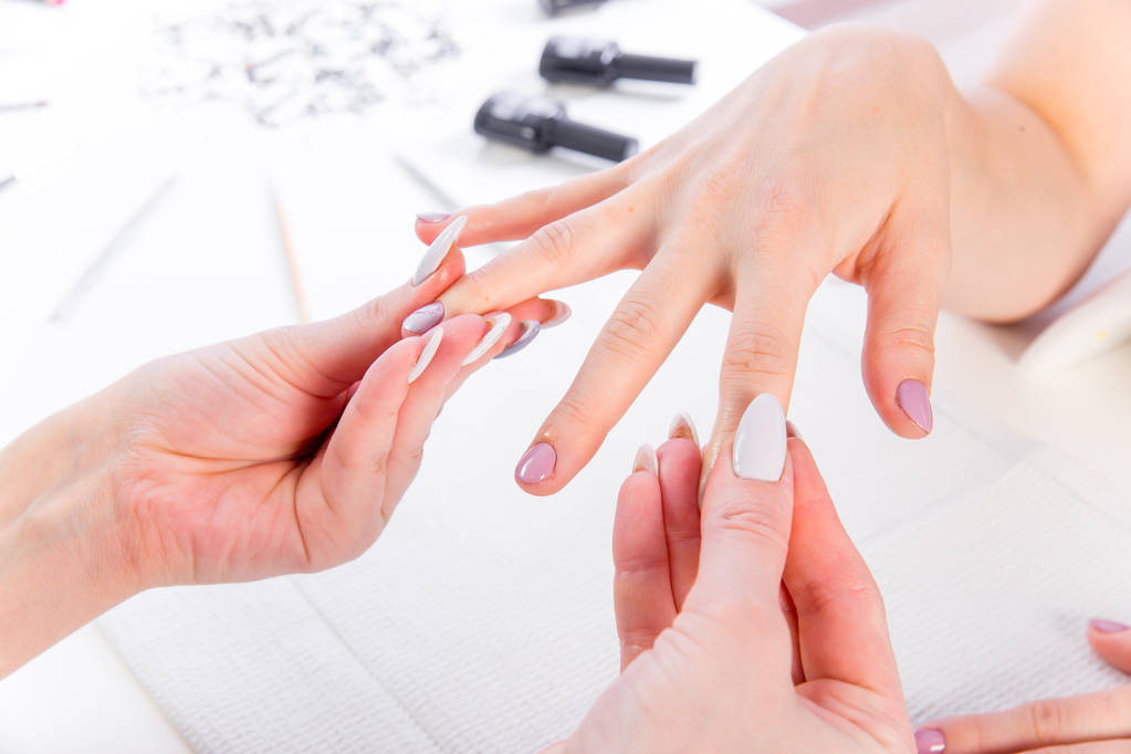 professionele manicure procedure in een schoonheidssalon - Foto, afbeelding