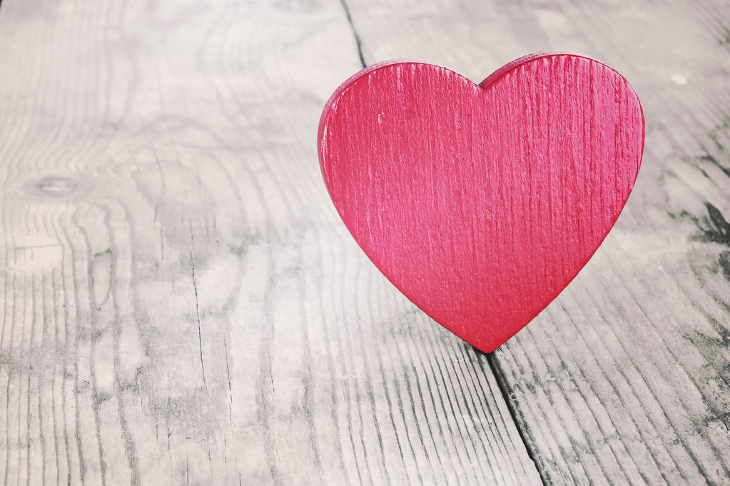 červené dřevěné srdce na pozadí starých prken - Fotografie, Obrázek
