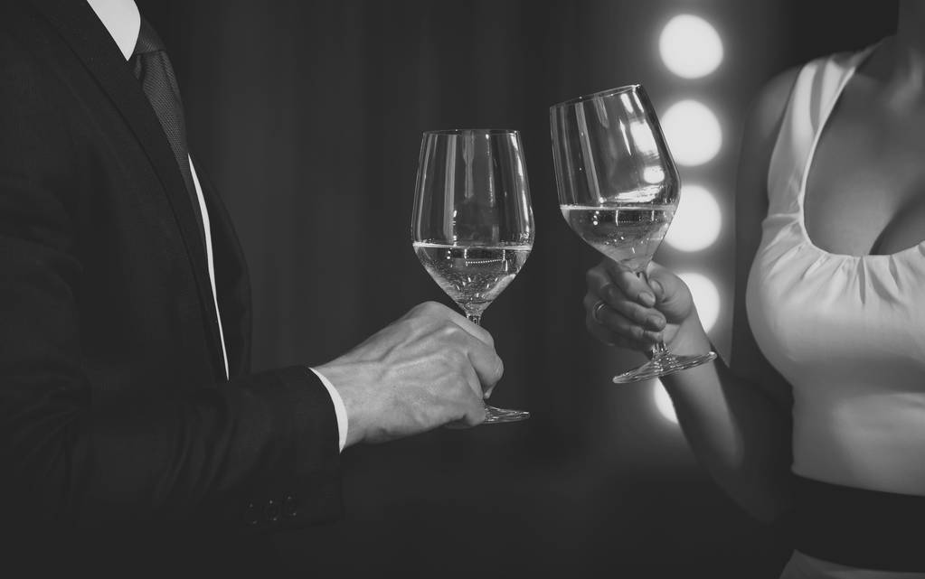 Verliebtes Paar bei romantischem Date mit Weingläsern - Foto, Bild