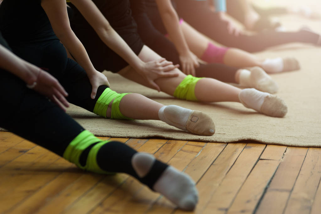 Gymnastická třída řadu holky nohy - Fotografie, Obrázek