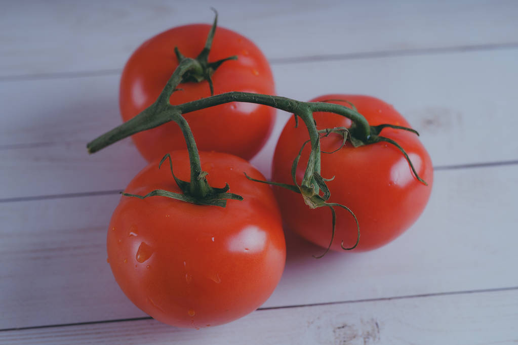 Rojo, tomates jugosos sobre fondo de madera, concepto: verduras frescas, comida saludable
. - Foto, Imagen
