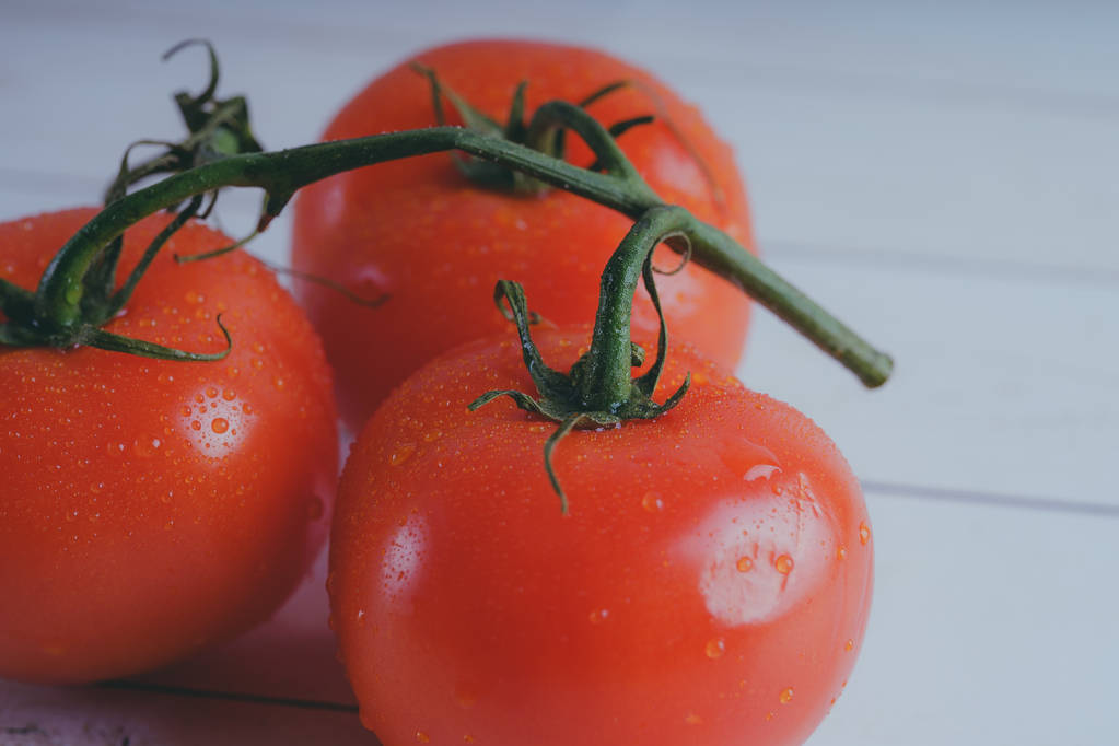 Rojo, tomates jugosos sobre fondo de madera, concepto: verduras frescas, comida saludable
. - Foto, Imagen