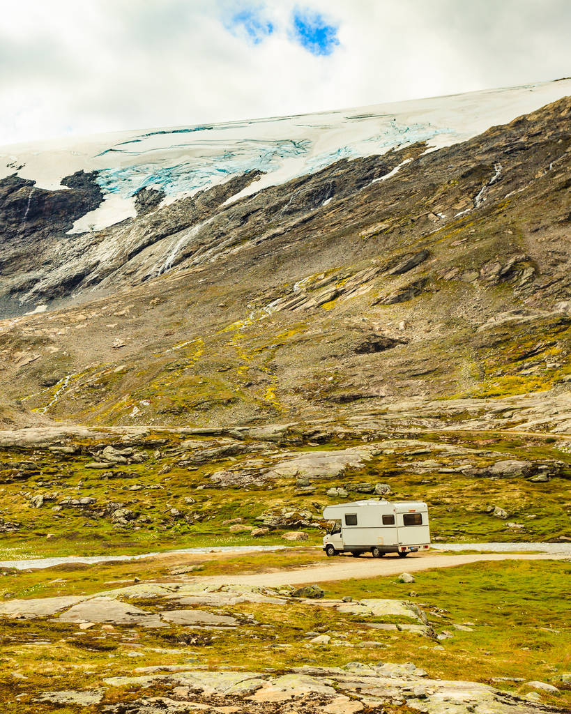 Norveç dağlarında bir kamp arabası. Doğada kamp yapmak. Seyahat, tatil ve macera konsepti. - Fotoğraf, Görsel