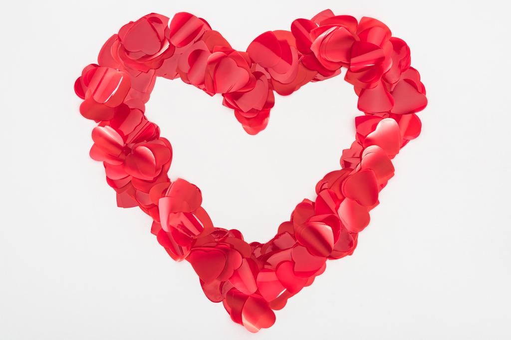 красиве декоративне червоне серце ізольоване на сірому фоні, концепція дня валентинки
 - Фото, зображення